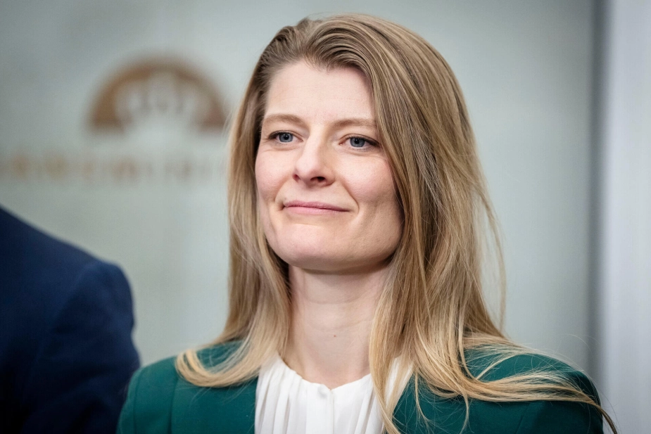Beskæftigelsesminister Ane Halsboe-Jørgensen står over for stigende pres fra både kommuner og oppositionen for at indekalde til forhandlinger om den længe ventede reform af beskæftigelsesindsatsen.