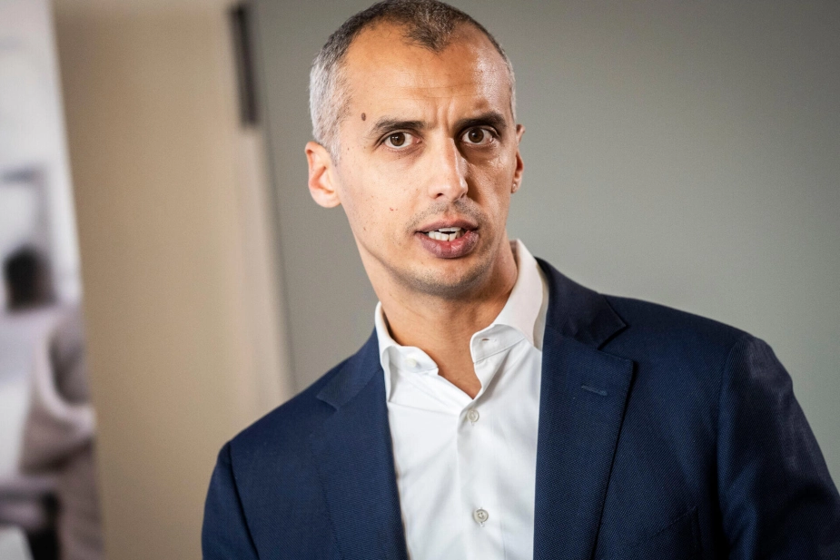 Børne- og undervisningsministeren Mattias Tesfaye (S) ser ikke lovbrud eller bekymrende besparelser i Randers' budgetaftale.