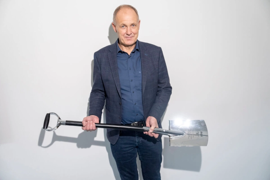 Kommunen er blevet efterladt med ansvaret for gravearbejdet syd for Randers. At Martin Damm her poserer med et graveredskab spade, skyldes dog, at billedet blev taget ved første spadestik til Novo Nordisks nye produktionsfaciliteter i Kalundborg, hvor KL-formanden er borgmester.
