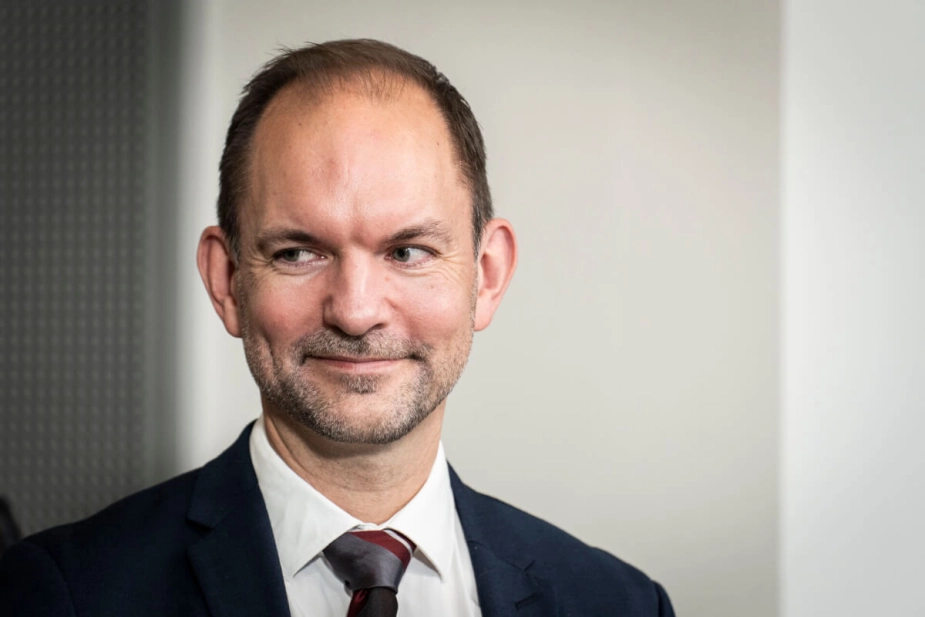 Mens skatteminister Jeppe Bruus (S) har stået fast i en konflikt med Faaborg-Midtfyn kommune om ejendomsskatter, så er der nu lidthjælp til kommunens borgere på et helt andet område.