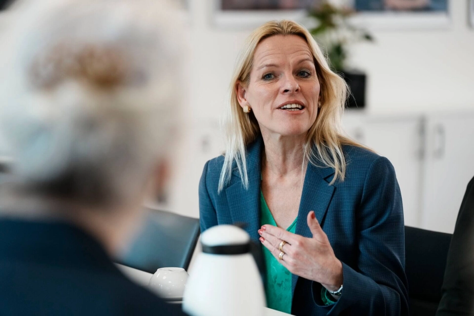 Ældreminister Mette Kierkgaard (M) vil afprøve samtilsyn på plejecentre først, inden det eventuelt udvides til hjemmeplejen.