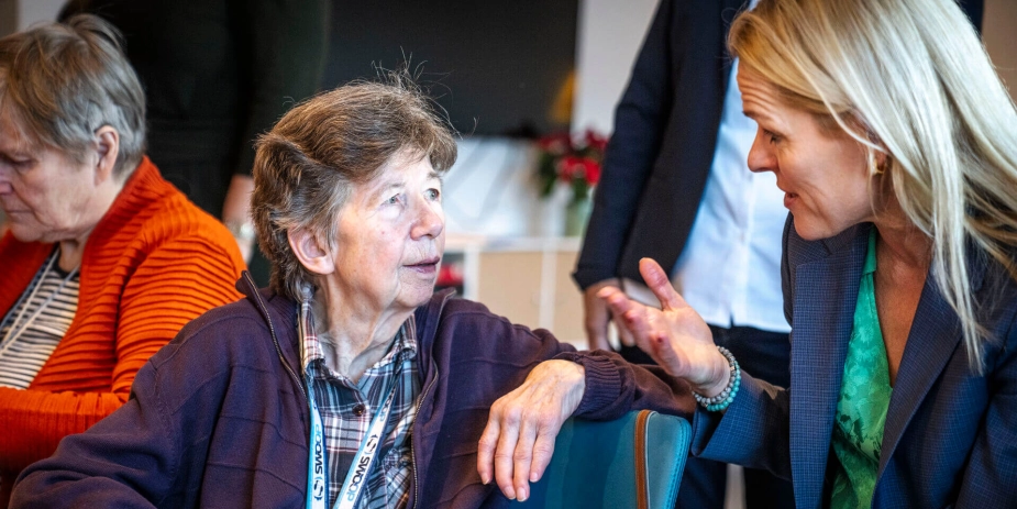 Ældreminister Mette Kierkgaard (M) har været stor fortaler for lokalplejehjem. Her besøger hun Møllehuset Plejehjem i De Gamles By på Nørrebro i en anden sammenhæng.