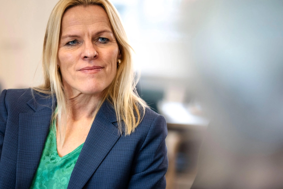 Ældreminister Mette Kierkgaard vil indhente flere data fra kommunerne end først planlagt for at få bedre indsigt i implementeringen af ældreloven.