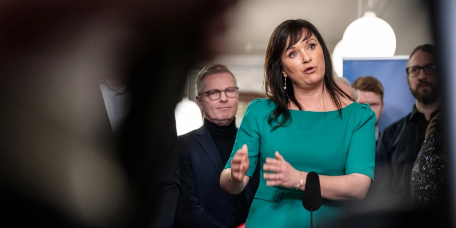Regeringen og aftalepartierne bag aftale om rekruttering af udenlandsk arbejdskraft af sundhedspersoner fremlagde onsdag en række initiativer til at lette rekrutteringsindsatsen.