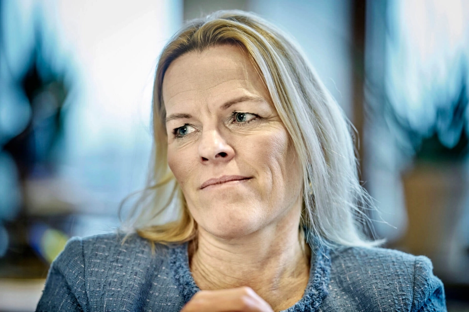 Ældreminister Mette Kierkgaard (M) fastholder, at ældreloven træder i kraft som planlagt, trods kritik fra kommuner om, at tidsrammen er urealistisk.