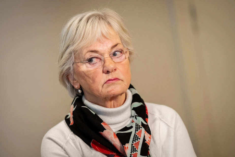 Pia Kjærsgaard (DF) har ikke fået en invitation af ældreminister Mette Kierkgaard (M) til at forhandle ældrelov. Det kalder hun amatøragtigt.
