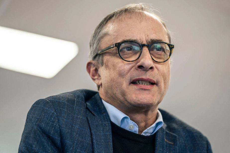 Michael Ziegler (K), formand for Løn- og Personaleudvalget i KL, arbejder for en trappemodel.