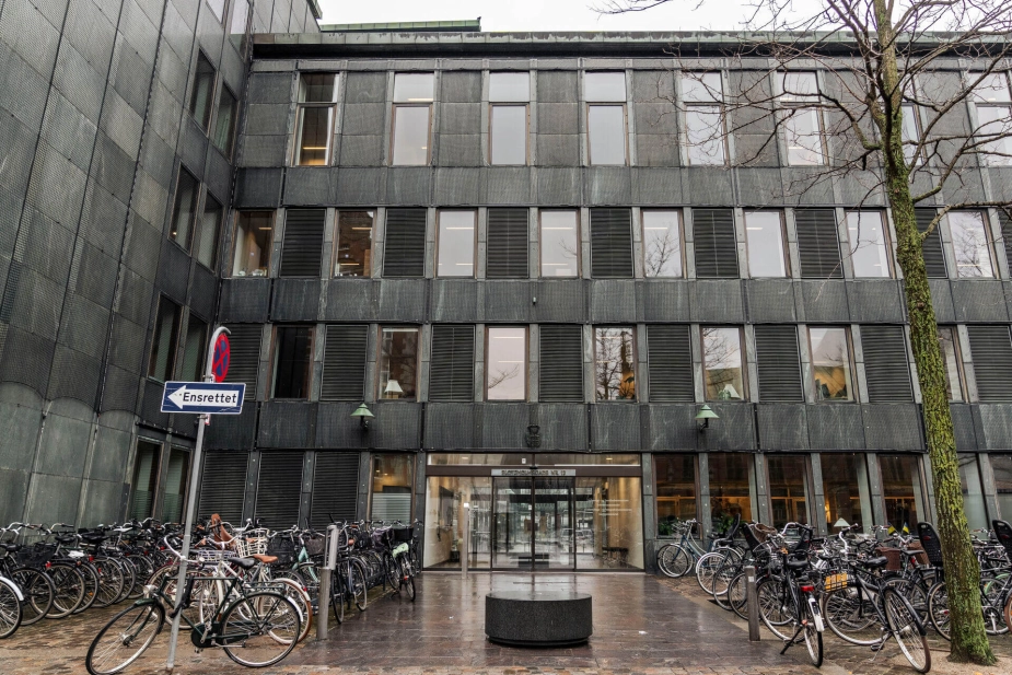 Indenrigs- og Sundhedsministeriet oplyser i et skriftligt svar til NB-Ældre, at økonomien i forbindelse med opgaveflytningen af sundhedsopgaver skal drøftes med KL og Danske Regioner.