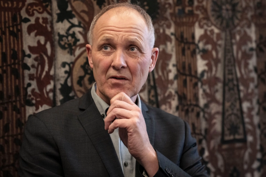 KL-formand Martin Damm (V) forklarer, at regnskaberne de seneste år i kommunerne med al tydelighed viser, at der ikke kan holdes hånden under velfærden til bl.a. ældreområdet, fordi skiftende regeringer ikke er kommet med finansiering til det specialiserede socialområde.
