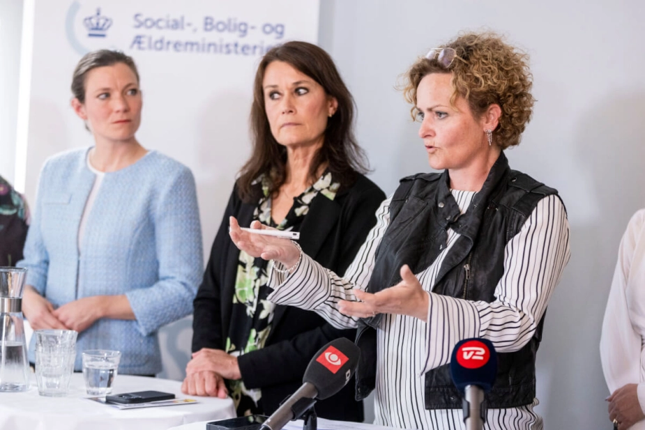 Socialminister Pernille Rosenkratz-Theil (S) skuer op for velfærdsforventningerne på handicapområdet til pressemødet om en ny handicapaftale torsdag aften.