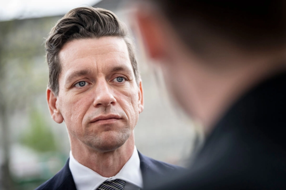 Udlændinge- og Integrationsministeren vil undersøge om nydanskere i offentlig ansættelse udnytter systemet til at undergrave de danske værdier indefra.