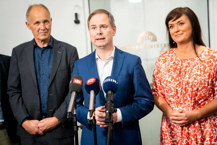 De seneste år har aftalesystemet mellem kommunerne og regeringen slået nogle sprækker. Der er kommet for store forskelle mellem kommunerne, og det gør det svært for KL at stå med en stærk samlet stemme. Forskellene forsøger regeringen løbende at lappe på udenom KL. Senest forsøgte regeringen i en hastelov at afskaffe muligheden for at selvbudgettere, som dog blev trukket tilbage i sidste øjeblik efter massiv kritik fra KL.