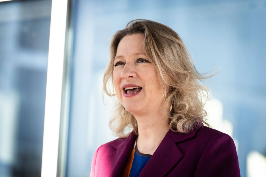 Ministeren oplyser, det mere er detailreguleringen af tidspunktet, der bliver droppet.