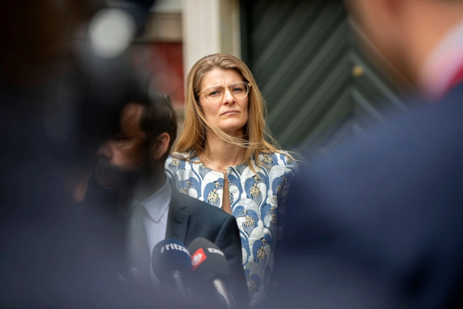Trods årtiers politiske tiltag står 43.000 unge fortsat uden job eller uddannelse, og beskæftigelsesminister Ane Halsboe-Jørgensen mener ikke altid, at jobcentrene  er det rette sted for de unge at hente hjælp til at komme videre.