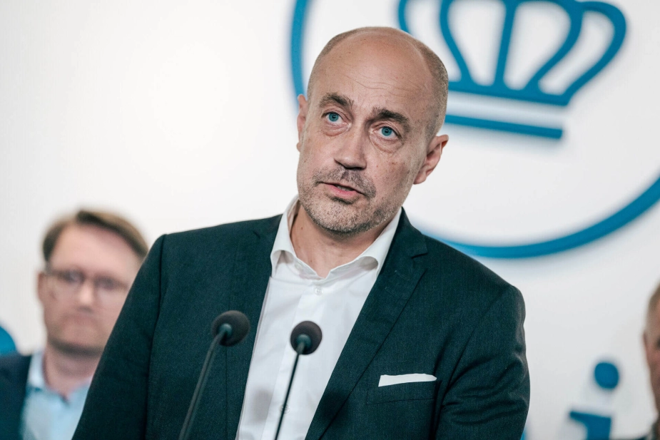 "Det er et klart mål i den grønne omstilling, at virksomhederne skal producere mindre og mere bæredygtigt emballage, men forudsætningerne har ændret sig, og gebyrerne har vist sig meget højere end forventet," siger miljøminister Magnus Heunicke (S) om baggrunden for regeringens kursskifte i 11. time.