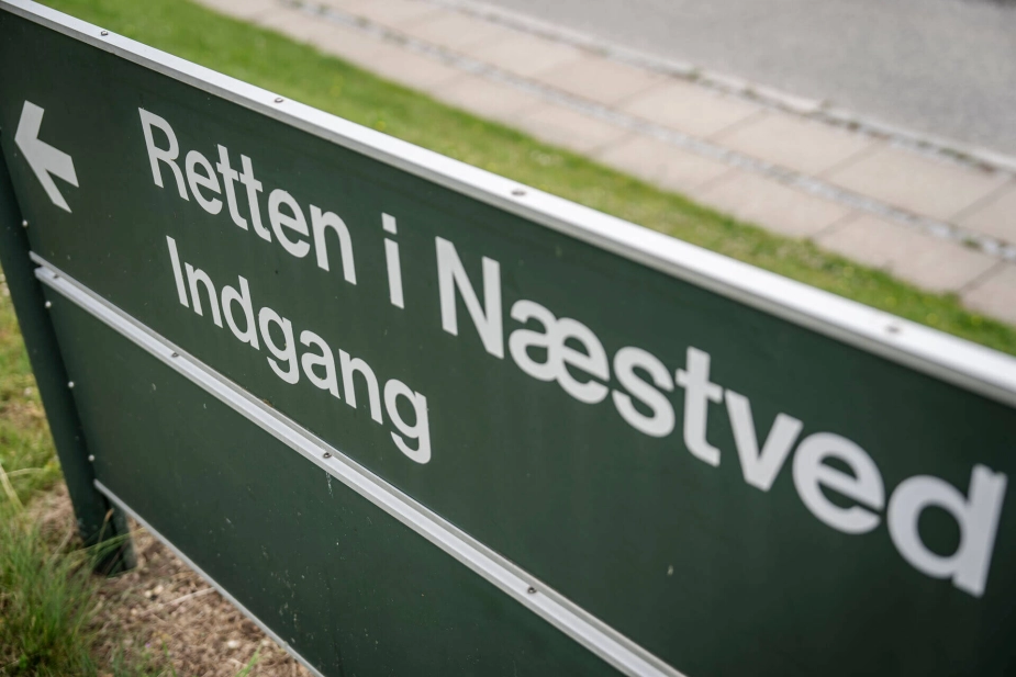 Dommeren i Retten i Næstved har valgt at varetægtsfængsle manden, indtil han kan udskrives fra hospitalet. Når han er blevet udskrevet, skal han inden for 24 timer stilles for en dommer.