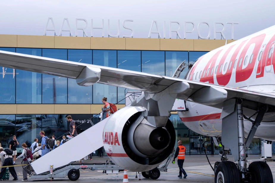 Aarhus Airport har tidligere haft en betinget aftale med en ukendt investor. Den skrantende østjyske lufthavn Aarhus Airport har efter flere måneders forhandlinger valgt at gå videre med en ny ukendt international investor.
