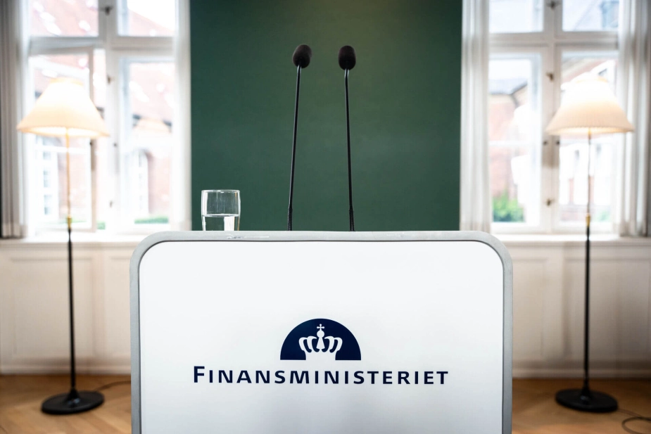 Alle 24 ministerier skal finde administrative besparelser, der modsvarer administrative besparelser pålagt kommunerne. I 2026 skal staten finde administrative besparelser for 1,8 mia. kr.