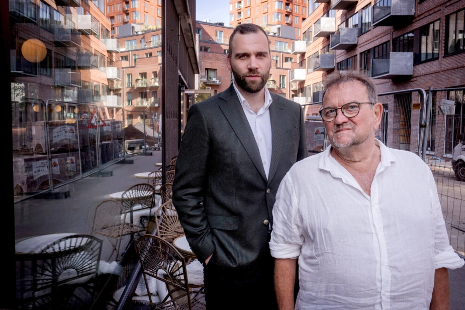 Folketingsmedlem Bjørn Brandenborg (S) tv. og partiets uofficielle chefideolog Lars Olsen kræver i en kronik i dag en markant ændring i det kommunale udligningssystem. De kræver blandt andet, at der flyttes et milliardbeløb fra hovedstadskommunerne til provinskommuner, for at sikre mere ensartet velfærd. De to kronikforfattere udgav for nylig bogen "Det de kalder udkant kalder vi hjem", der er et kampskrift for retten til at leve et rimeligt liv i provinsen.