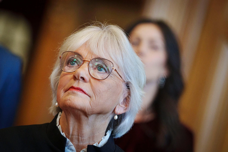 "Det gør jeg, fordi jeg ikke kan lade være", skriver Pia Kjærsgaard på Facebook.