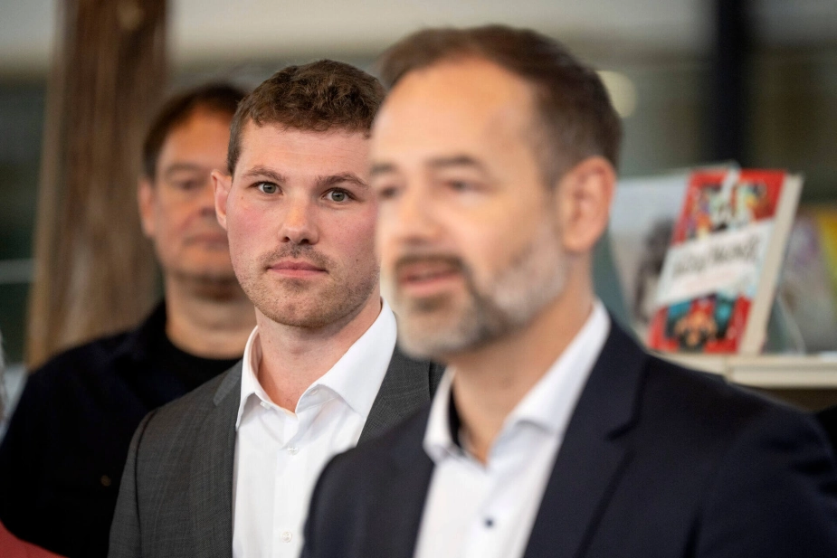Her ses Aarhus' nuværende borgmester, Anders Winnerskjold (S), til venstre og afgående borgmester, Jacob Bundsgaard (S), til højre ved skiftet i oktober 2024.