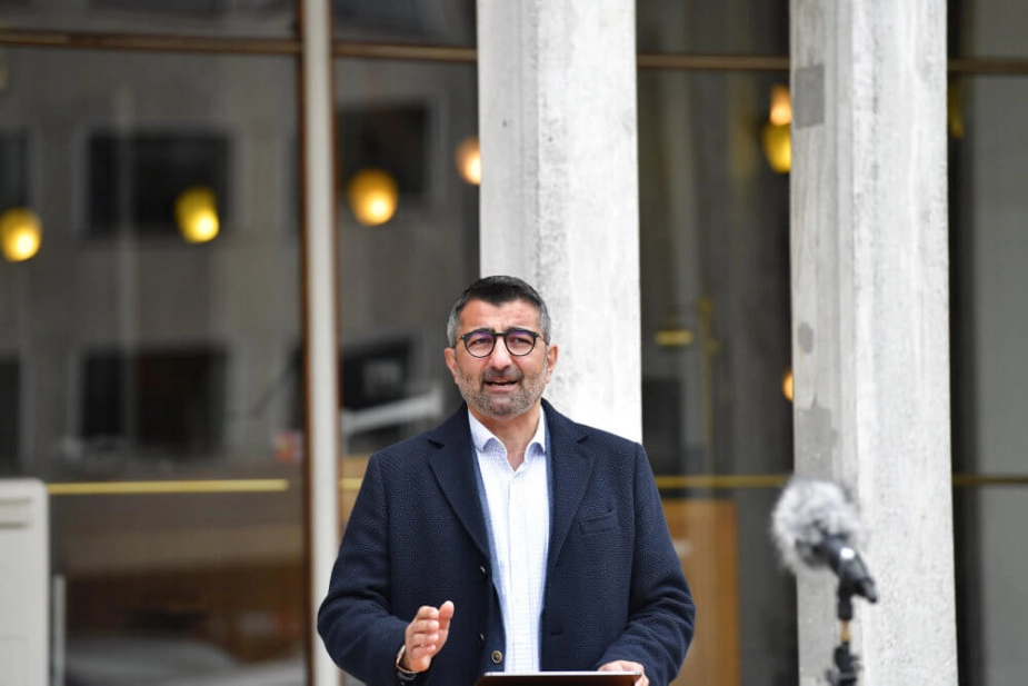 "Jeg er ærgerlig over, at vores veje skal skilles, men jeg må samtidigt konstatere, at der fra min side ikke længere er tillid til, at Bünyamin Simsek fremadrettet vil udvise den nødvendige samarbejdsvilje," siger politisk leder Christian Budde til TV2 Østjylland.