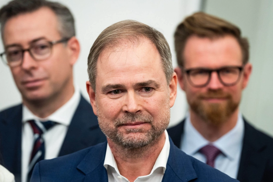 Finansminister Nicolai Wammen (S) sammen med finansordførerne Hans Andersen (V), t.v. og Benny Engelbrecht (S) (t.h.) til præsentationen af finanslovsaftalen for 2025.