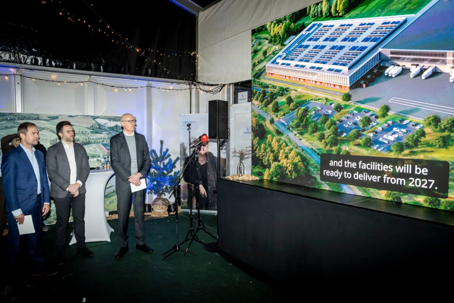 Håbet var stort, da Novo's CEO Lars Fruergaard Jørgensen, finansminister Nicolai Wammen og borgmester i Odense Peter Rahbæk Juel præsenterede det nye produktionssted Site Odense i december 2024. Fabrikken skulle skabe 400 arbejdspladser - nu bliver det højst til 75.