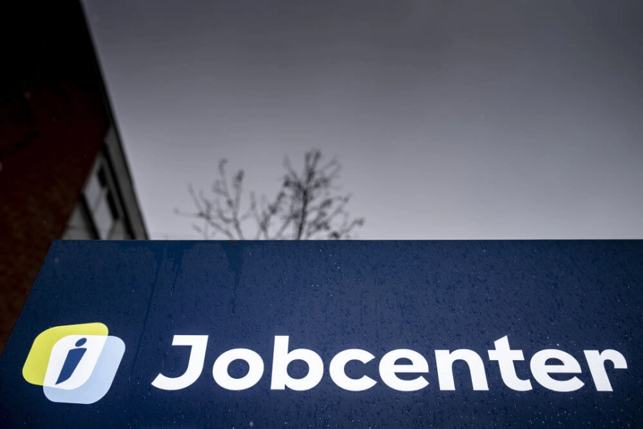 Arbejdspligten omfatter borgere som ikke har haft ophold i Danmark i mindst ni ud af de seneste ti år og fuldtidsbeskæftigelse i mindst 2,5 år af de seneste ti år.