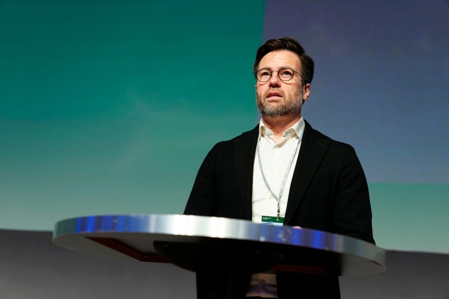 Peter Rahbæk Juel holder åbningstale ved KØF.