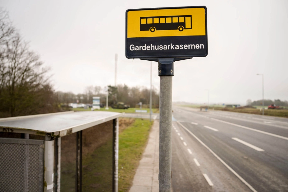 Region Hovedstaden og Region Sjælland har i dag ansvaret for 59 buslinjer, 9 lokalbaner og ejer 43 procent af Hovedstadens Letbane. Fra 1. januar 2027, når de to regioner bliver til Region Østdanmark, risikerer en tredjedel af Sjællands busruter at lukke. Her på billedet er busstoppestedet ved Gardehusarregimentet i Slagelse.