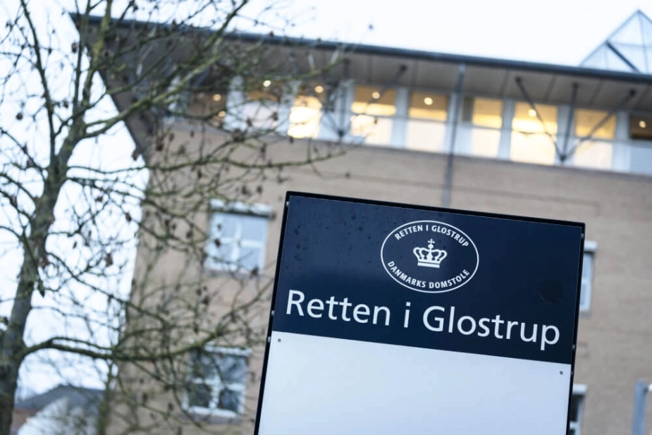 En midaldrende kvinde, der er offentlig kendt som aktivist og arrangør af demonstrationer, er anklaget for at sammenblande indsamlede penge med egne midler og på den måde bedrage kommune. Hun nægter sig skyldig. Sagen føres ved Retten i Glostrup. (Arkivfoto)