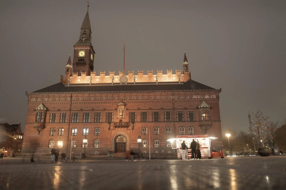 Sidste år annoncerede Folketinget et maleri, hvor kvindelige politikere blev hyldet. Nu følge Københavns Kommune trop.