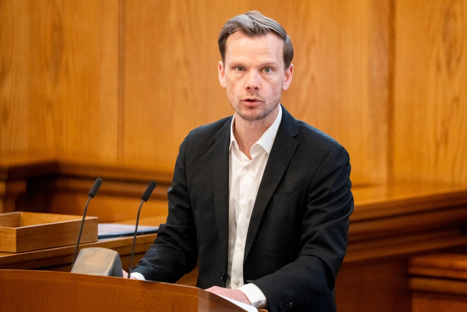 Peter Hummelgaard oplyser, at regeringen har fremsat et lovforslag, der skal lette administrationen hos Familieretshuset.