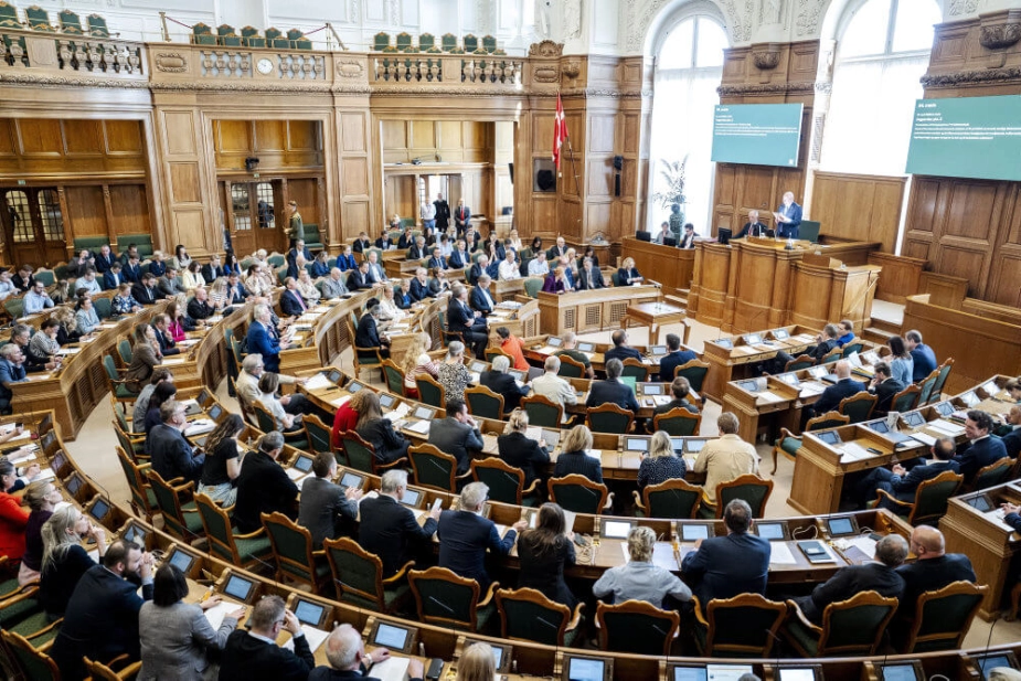 Et borgerforslag om at give forældre fri under deres barns sygdom skal tages op i Folketinget. (Arkivfoto.)