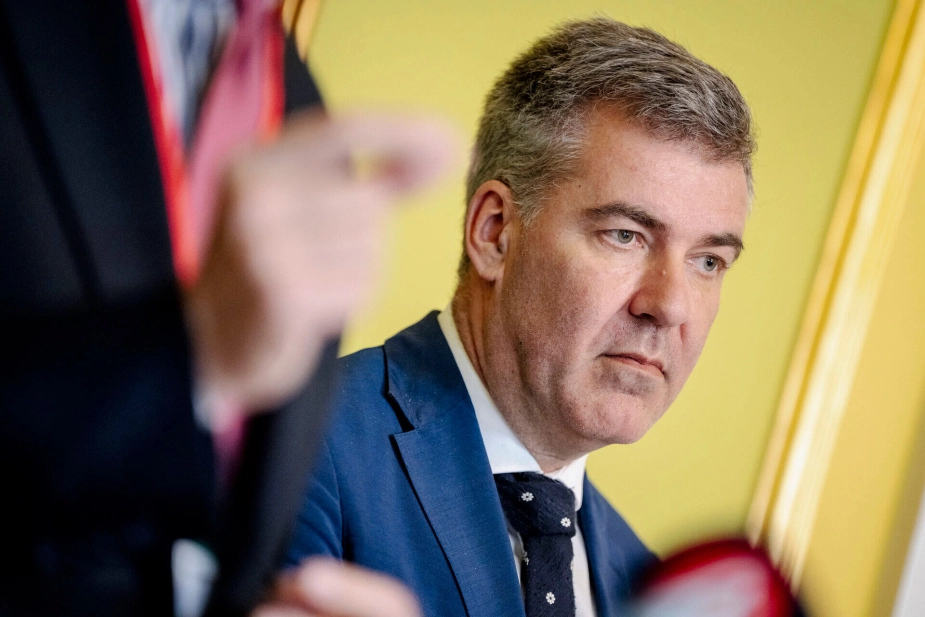 "Der arbejdes på et beslutningsoplæg, som vil blive drøftet i aftalekredsen," svarer Lars Aagaard (M) på en række spørgsmål fra Enhedslisten om, hvorvidt udbudspligt er et alternativ til et prisloft over kommunernes affaldsgebyrer.