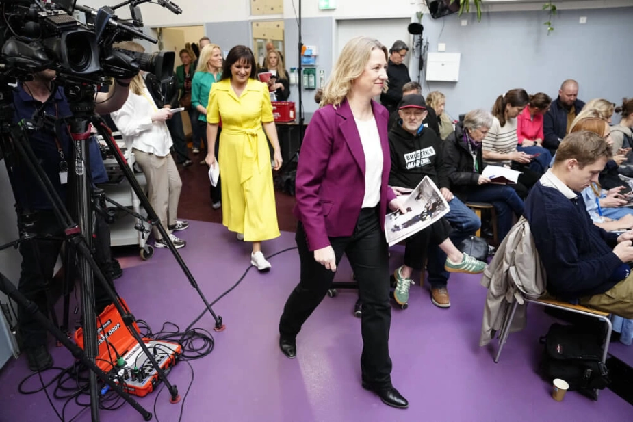 Social- og boligminister Sophie Hæstorp Andersen (S), indenrigs- og sundhedsminister Sophie Løhde (V) og ældreminister Mette Kierkgaard (M) har præsenteret regeringens udspil til en værdighedsreform.