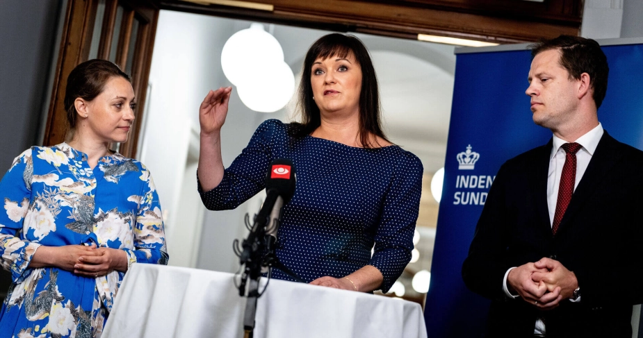 Sisse Marie Welling, formand for KL's Sundheds- og Ældreudvalg, indenrigs- og sundhedsminister Sophie Løhde og 1. næstformand i Danske Regioner Mads Duedahl deltog ved præsentationen af forårsaftalen søndag.