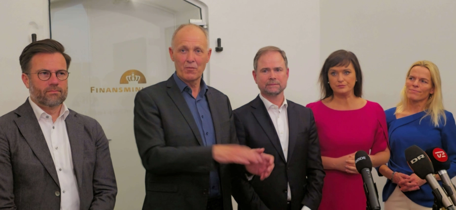 Formand for KL Martin Damm, Indenrigs- og sundhedsminister Sophie Løhde (V) og finansminister Nicolai Wammen svarer på spørgsmål om selskabsskatteordning.
