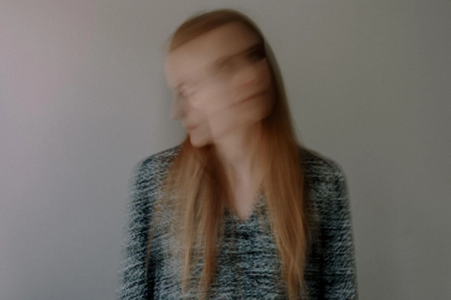 Langvarige følger efter hjernerystelse kan gøre det svært at vende tilbage til arbejdet som før. Nyt dansk studie viser, at mange ramte ikke kun kæmper med symptomer, men også med tab af arbejdsidentitet og selvforståelse.