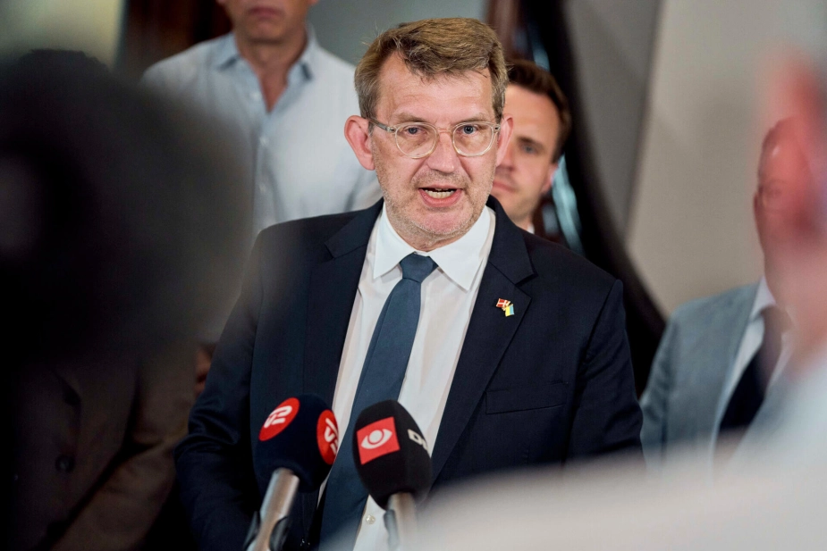 Forsvarsministeren og partierne bag forsvarsforliget mødtes også i juli, hvor de blev enige om en politisk aftale om militær skibe.