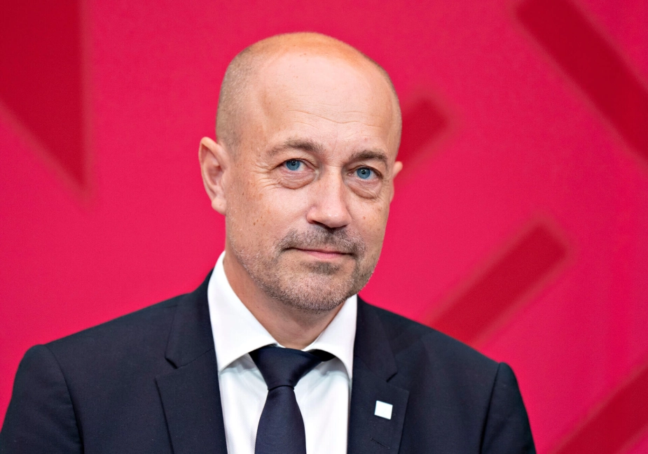 Magnus Heunicke (S) skal fastsætte et nyt baisisserviceniveau, som vil afgøre, hvor stor en andel kommunerne vil få dækket ud af de udgifter, kommunerne faktisk har til at indsamle emballageaffald de kommende 15 måneder.