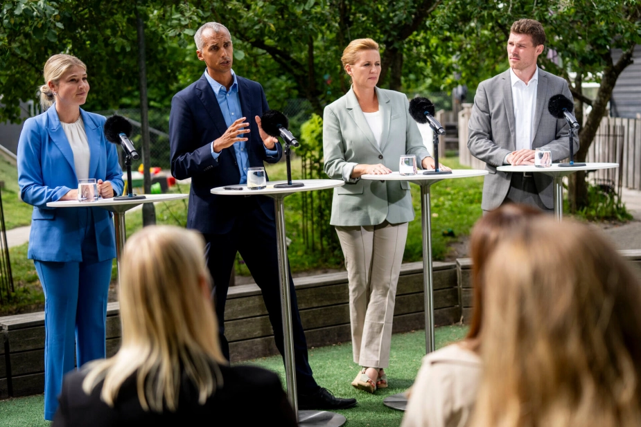 Den ene halvdel af udspillet blev lanceret forrige tirsdag i en børnehave i Aarhus af både statsminister Mette Frederiksen (S), børne- og undervisningsminister Mattias Tesfaye (S), borgmester i Holbæk og formand for KLs Sundheds- og Ældreudvalg Christina Krzyrosiak Hansen (S) og borgmester i Aarhus Anders Winnerskjold (S).