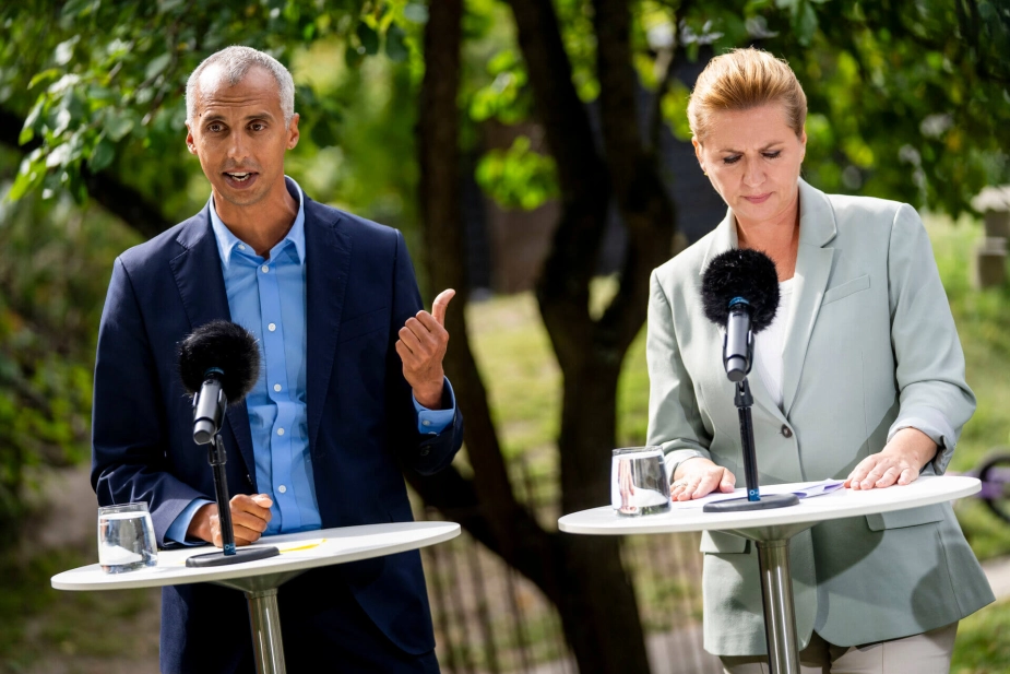 Statsminister Mette Frederiksen (S) og børne- og undervisningsminister Mattias Tesfaye (S) ved pressemødet i forbindelse med Socialdemokratiets sommergruppemøde i Børnehuset Haven i Aarhus, tirsdag den 26. august 2025