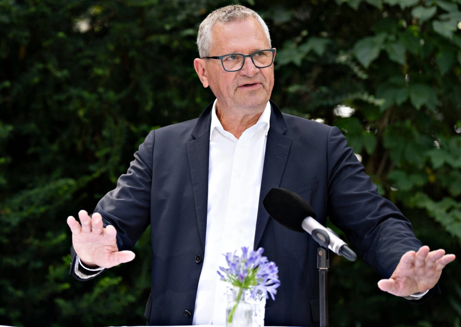 Moderaternes miljøordfører Henrik Frandsen erklærede tirsdag, at regeringspartiet ikke længere tror på frivillige aftaler om beskyttelse af drikkevandet ved BNBO'er og derfor vil have et statsligt forbud mod sprøjtning i disse områder.