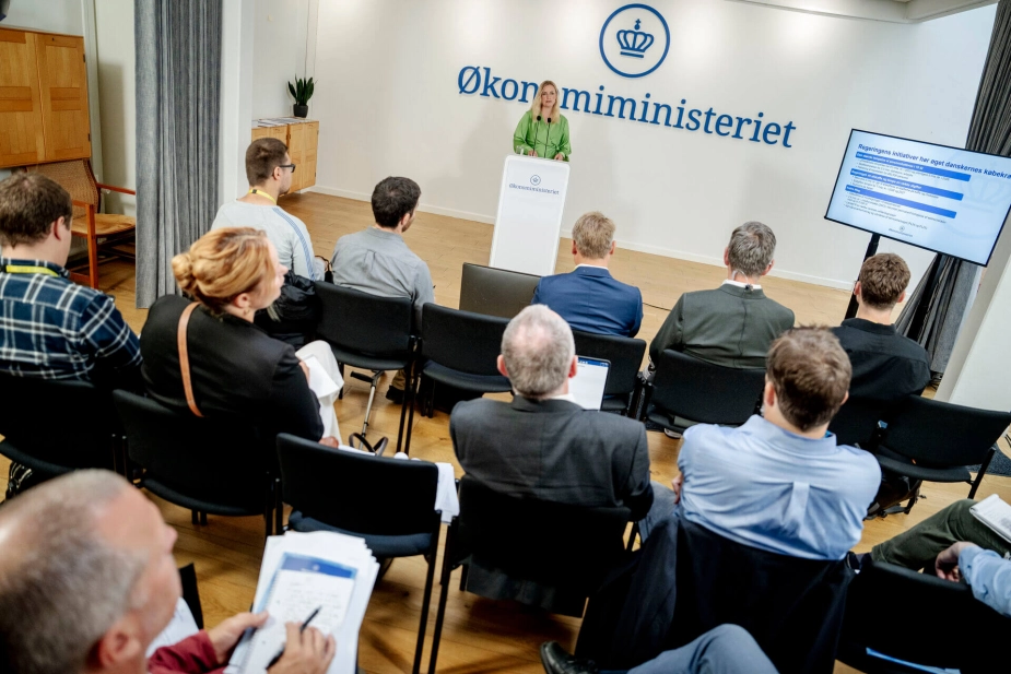 Dansk økonomi er i topform, og det har givet rum til flere initiativer til kommunerne oven i kommuneaftalen. Det var det kommunaløkonomiske budskab under præsentationen af Økonomisk Redegørelse, der kom to timer før regeringens finanslovsforslag.