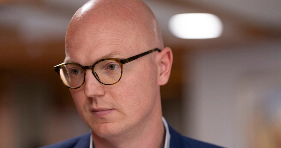 I Sundhedsråd Kronjylland må de kommunale embedsmænd ikke deltage fast i møderne, hvilket skaber bekymring for beslutninger på uoplyst grundlag, siger Nicolai Estrup (DF), medlem af rådet og formand for Omsorgsudvalget i Randers Kommune.
