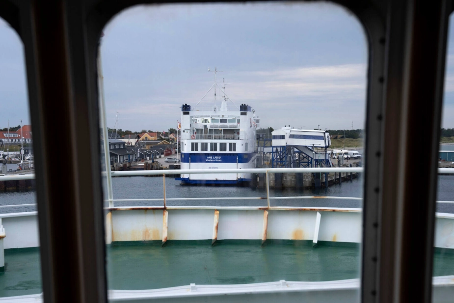 Både Læsøs faste færge og erstatningsfærgen, der her ses under indsejlingen til Læsø, er fra 1990'erne.