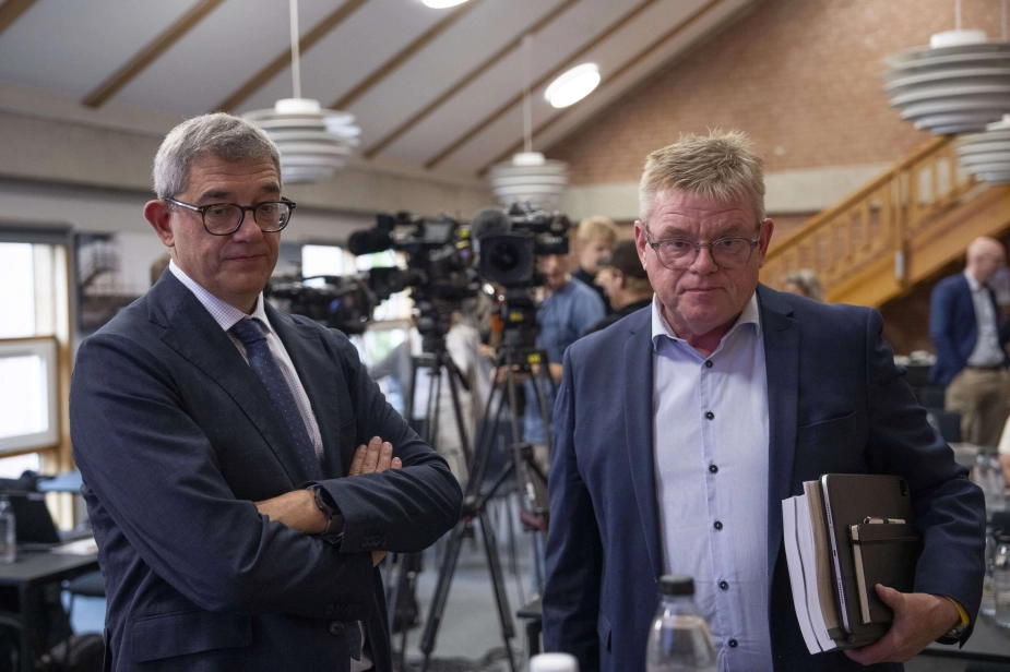 Den uvildige undersøger Henrik Græsdal (til venstre) præsenterede i går undersøgelsen, hvor blandt andet Randers Kommune får kritik. Borgmester Torben Hansen (S) vil drøfte resultaterne med byrådet.