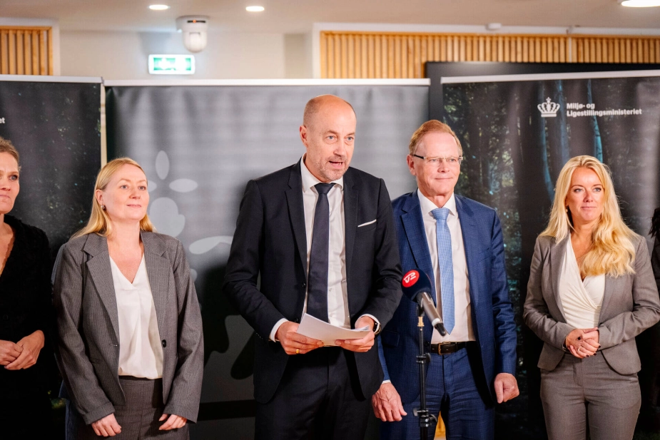 I oktober indgik regeringen sammen med alle Folketingets partier en aftale om en såkaldt accelerationspakke, der sætter over 900 millioner kroner af til sikring af kysten de næste fire år. Næste skridt bliver Klimatilpasningsplan II, som skal øge investeringerne og udpege konkrete finansieringsmekanismer.